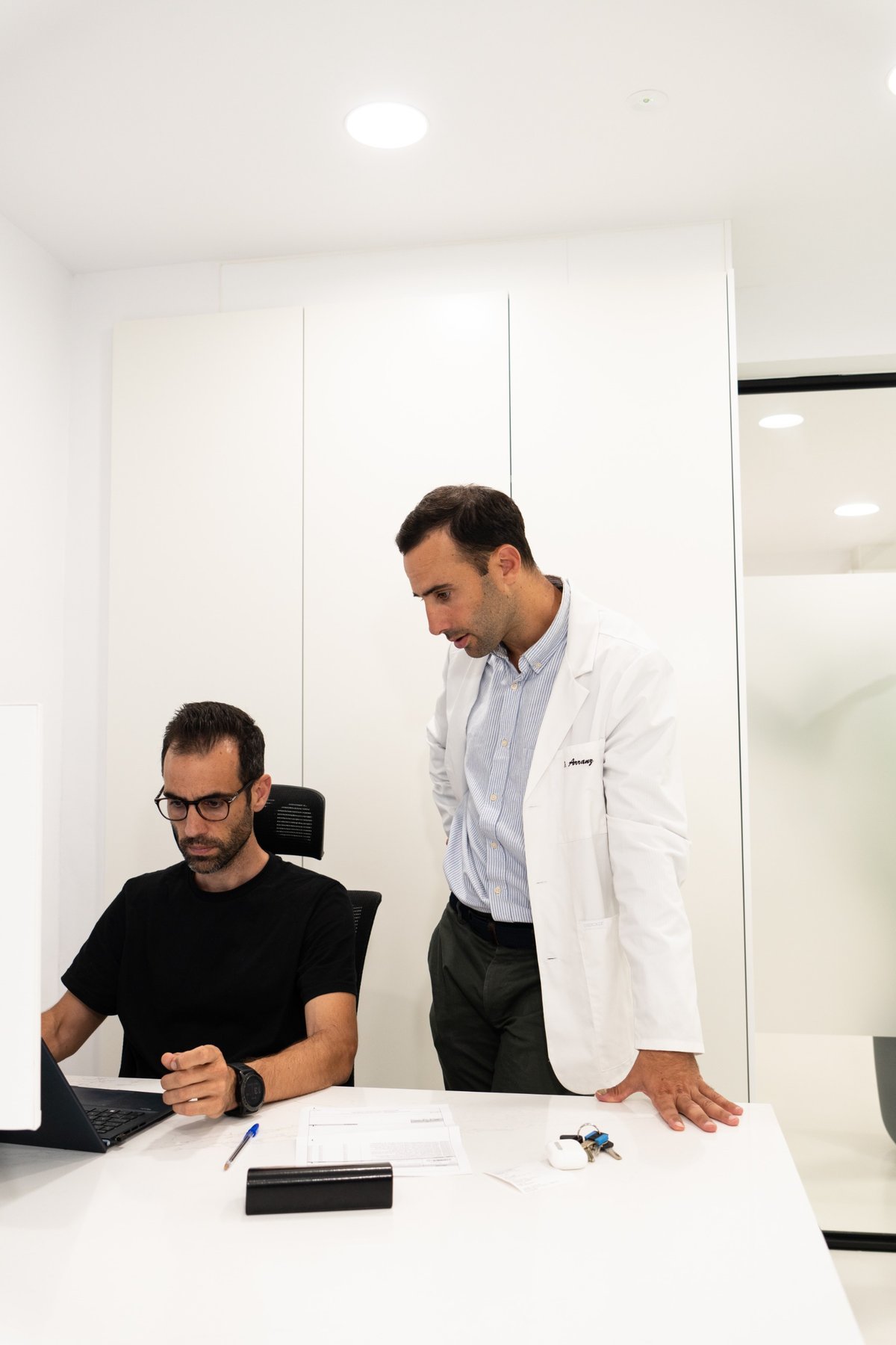 Dr. Sergi Arranz colocando implante dental en Barcelona